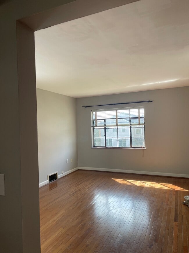 Building Photo - 814 Ellison Ave Unit 4