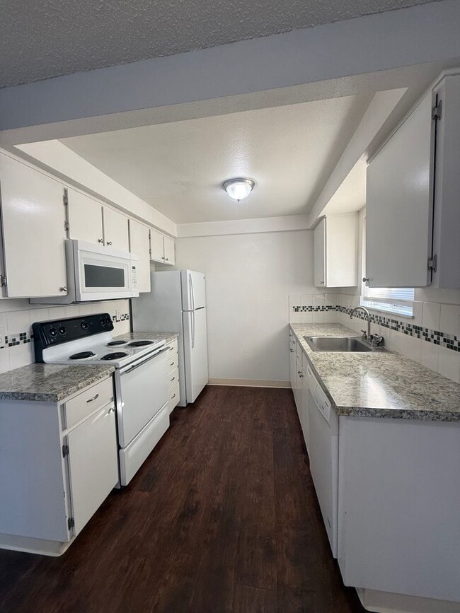 Building Photo - Cute Two Bedroom With Detached Garage Unit 2815 D