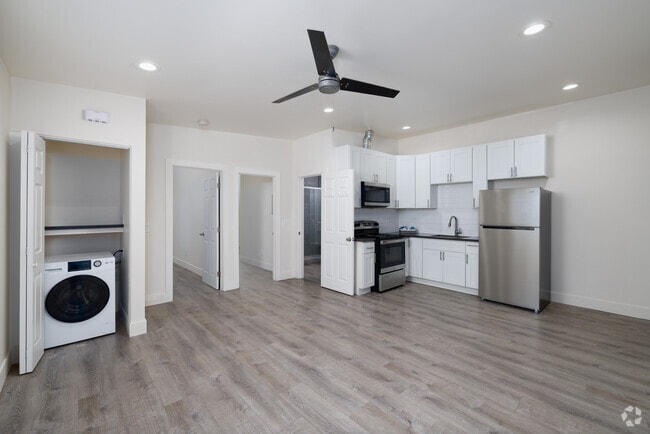 2BR, 1BA - 925SF - Kitchen/ Living Room