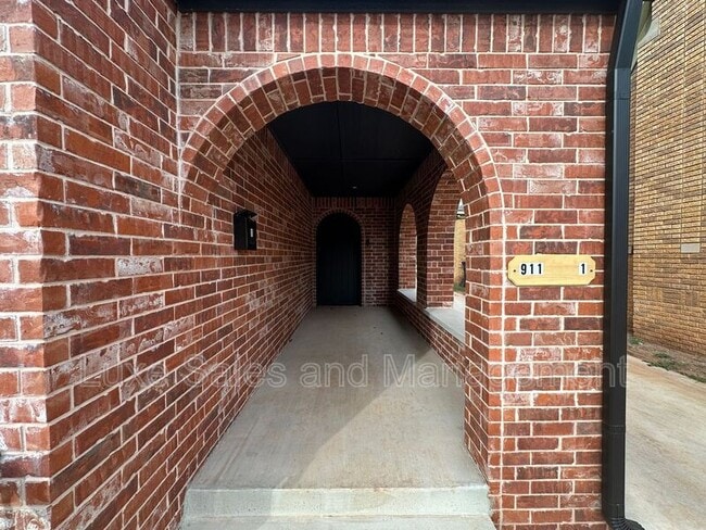 Photo - 911 NE 16th St