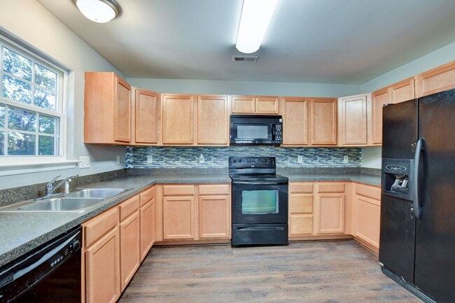 Photo - 960 Railroad Ave