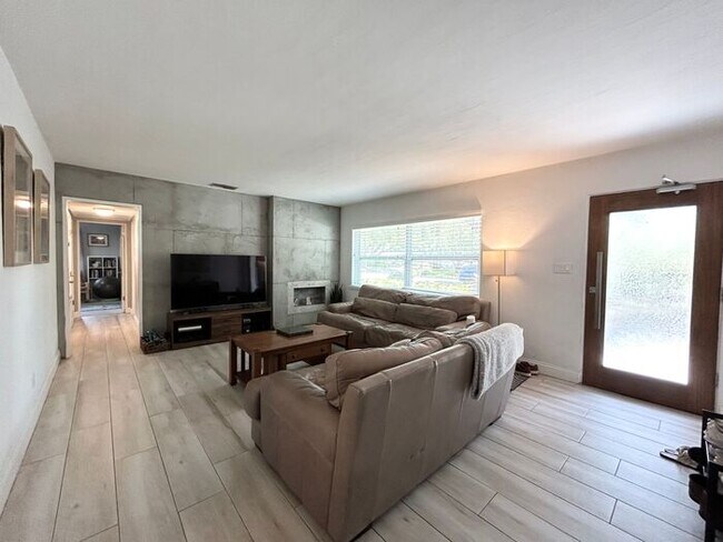 Photo - Gorgeous 3/2 Mid-century Modern Style Home...