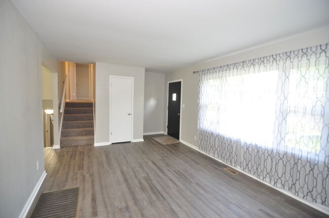 Photo - 2816 Broadview Dr NW
