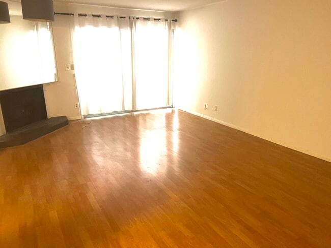 Photo - 15070 Victory Blvd Unit 103