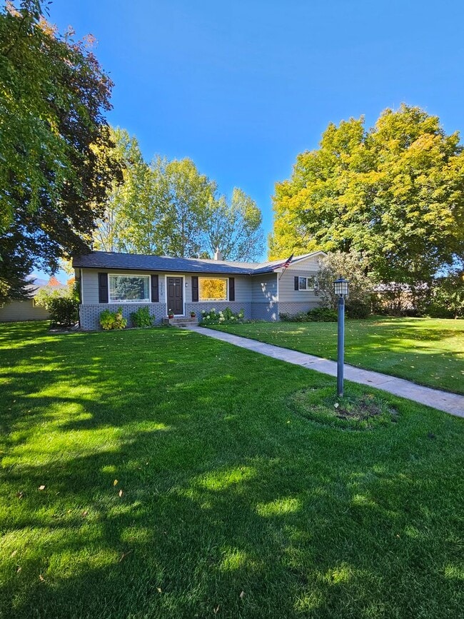 Photo - Target Range Single Family Home - 3bdrm (+bonus), 2bath, great yard, garage. Summer Rental