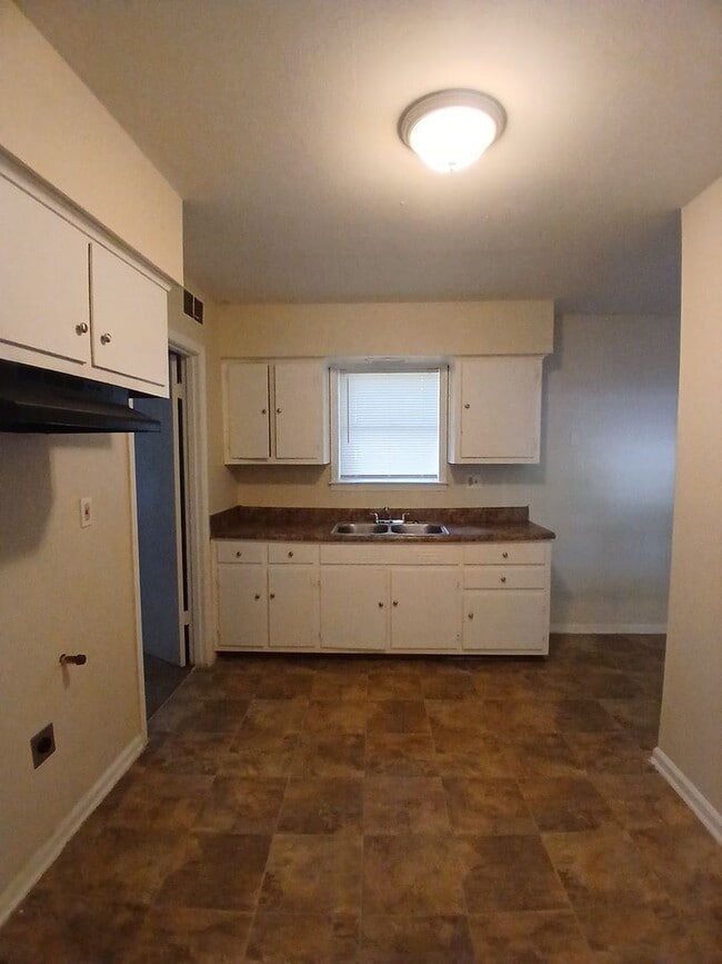 Photo - Spacious 3 bedroom 1 bath home - Open To S...