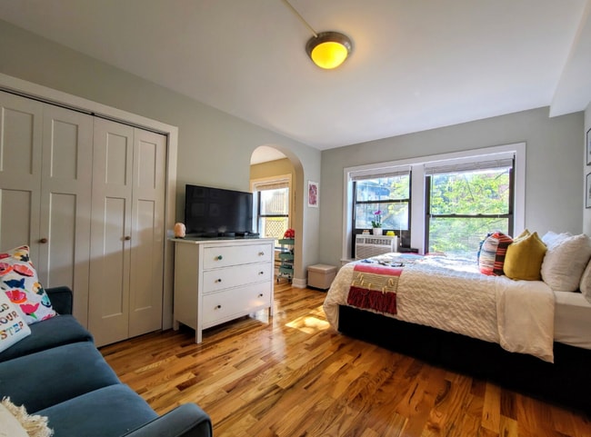 Photo - 555 W Arlington Pl