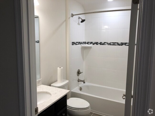 Building Photo - 14820 Saddle Creek Drive Unit Bedroom #6 (4th Floor) Rental