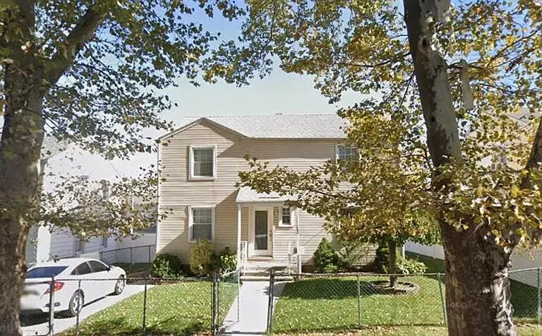 Photo - 682 Jacques St