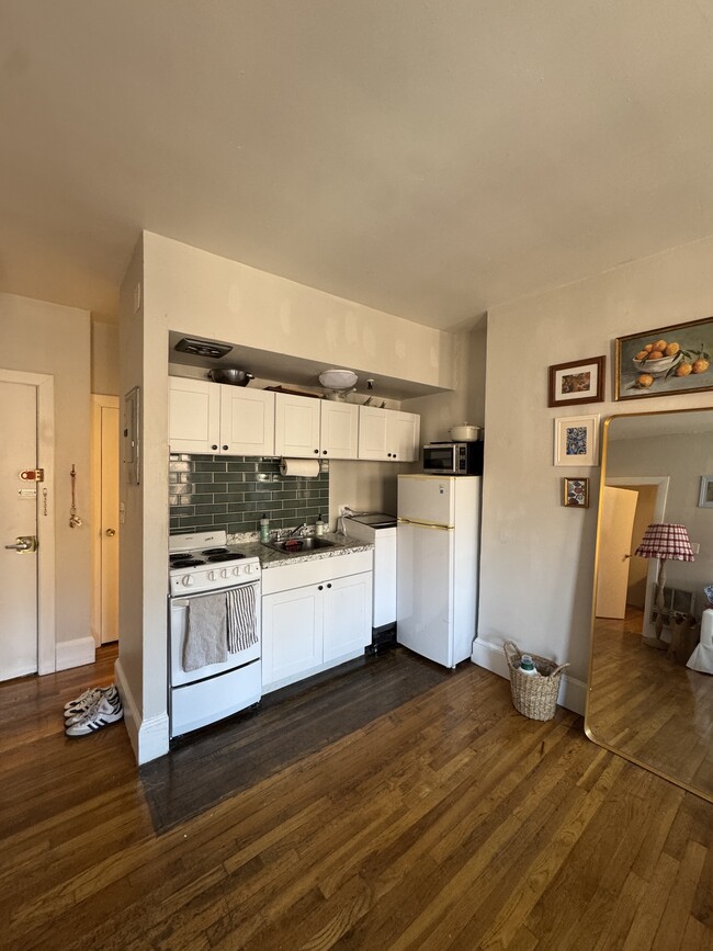 221 Newbury St - 221 Newbury St Apartments