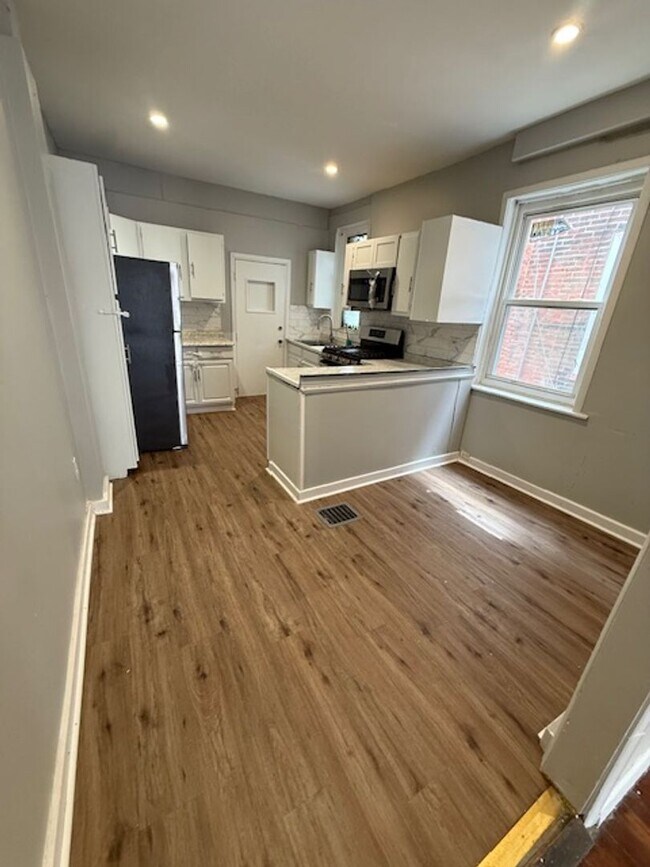 Building Photo - Charming 3-Bedroom Home with Modern Amenities - Ready for You!