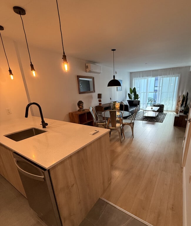 Photo - 2947F Rue du Grand Voyer Unit SI ID1519878P