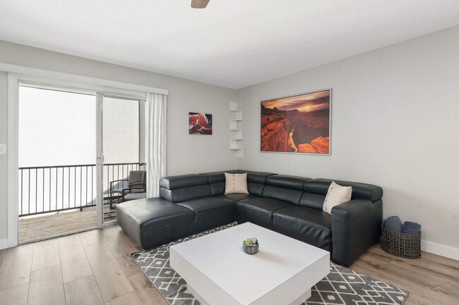 Photo - 740 W Elm St Unit FL2-ID1363347P