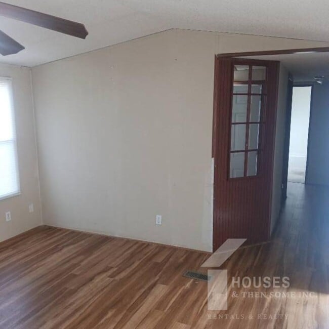 Photo - 108 Smiley Dr