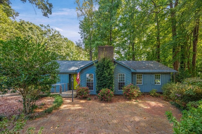 Building Photo - Super cute 3 bedroom, 2 bath home on woode...