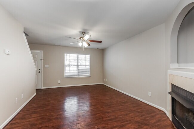 Photo - 1126 Larkspur Ln