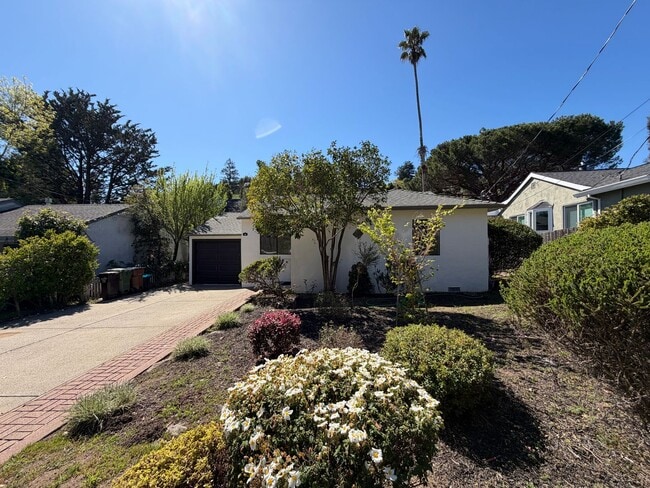 Building Photo - NIcely Updated Mill Valley 3x2 home with large yard, garage, HW floors, laundry