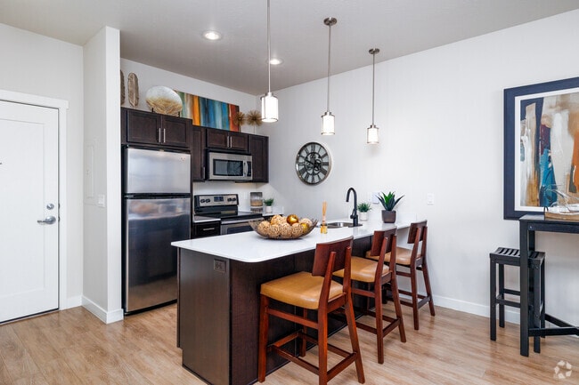 1BR, 1BA - 827SF - Dining Room/Kitchen