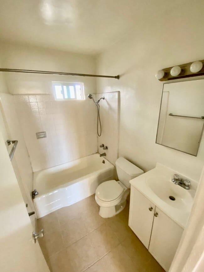 Photo - 4671 Westlawn Ave Unidad 4675
