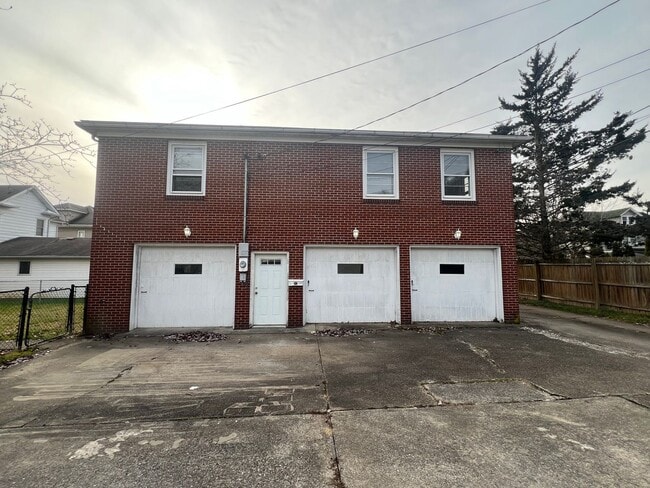 Building Photo - 8100 - 547/549 COURT AVE. (WESTON) Unit 549 1/2
