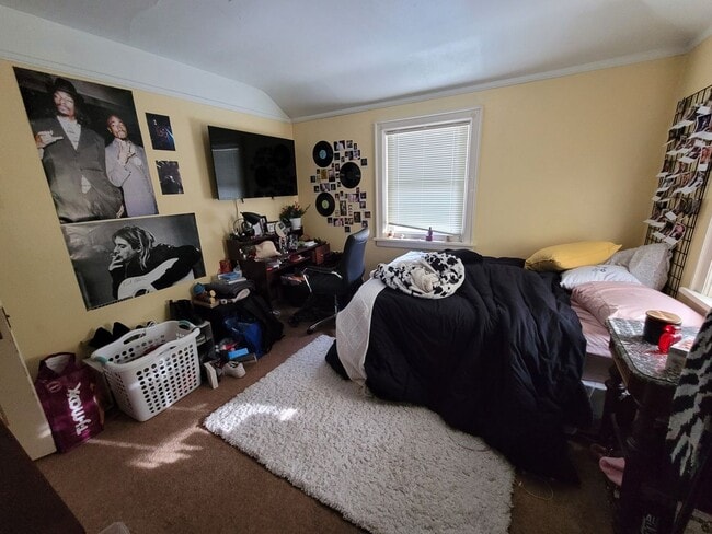 Photo - AVAILABLE JUNE 1st 2026 - 3 Bed 1 Bath Beautiful Woodland Home