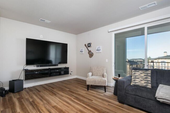 Photo - 981 S Sable Blvd