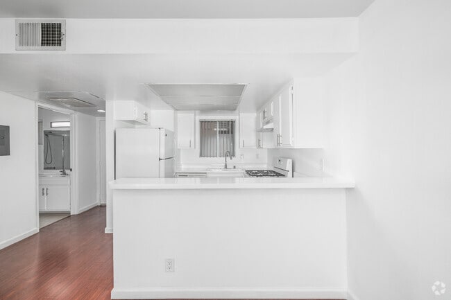 1BR, 1BA - 600SF - Kitchen