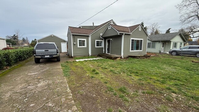 Building Photo - Spacious 3 bed 1 bath, big yard, pets ok, ...