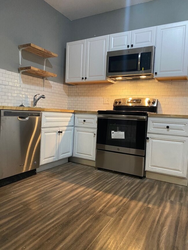 Building Photo - ? Available 11/1 – Renovated 4-Bedroom Hom...