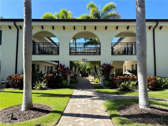 Building Photo - 960 7th St S Unit 202