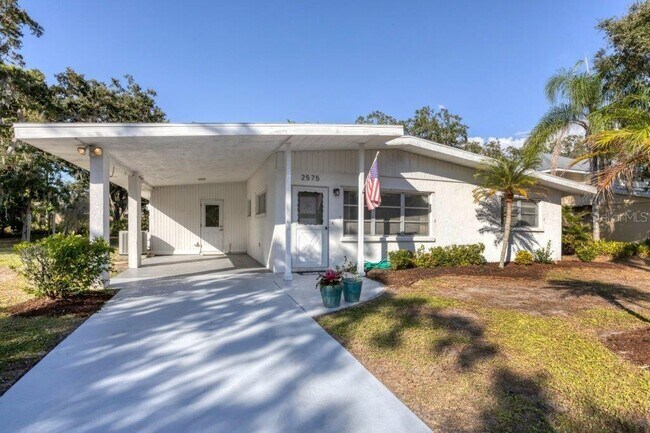 Photo - 2575 Hillview St