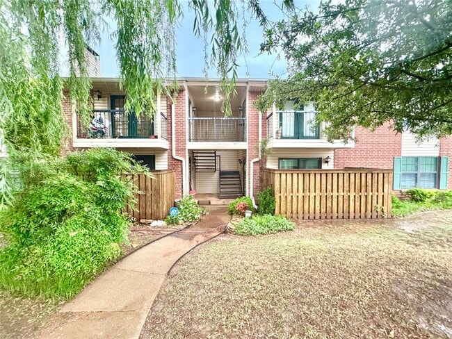 Building Photo - 4400 Hemingway Dr Unit 202 Rental