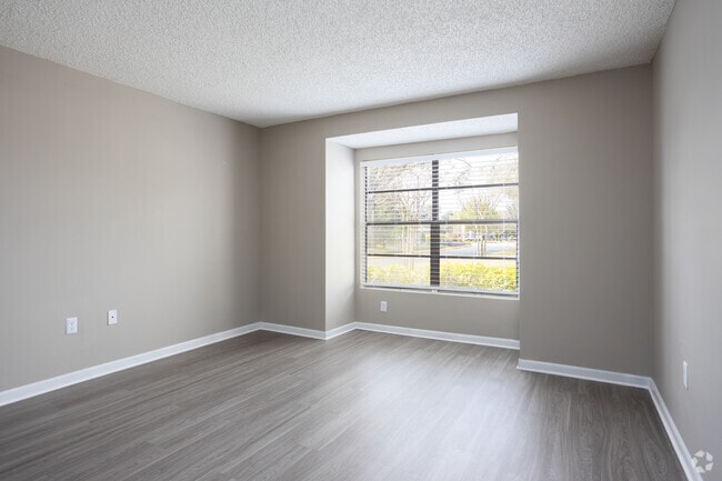 1BR, 1BA - 615SF