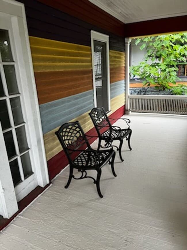 Building Photo - 300 N Spring St Unit 2