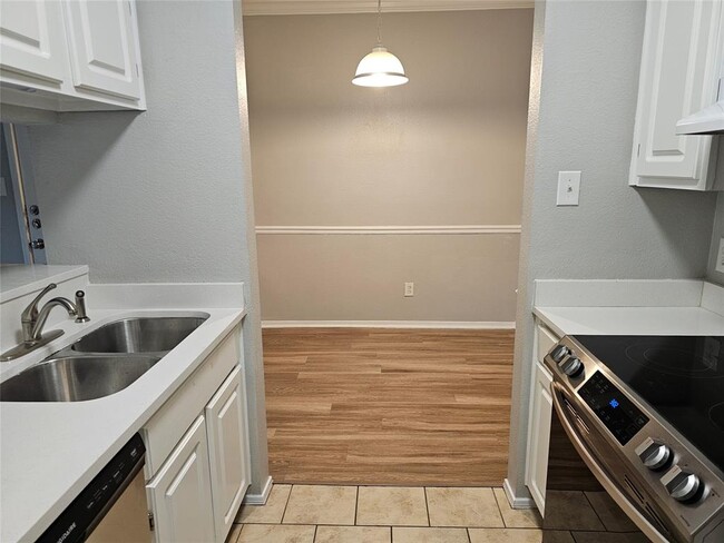 Photo - 12166 Metric Blvd Unidad 2006