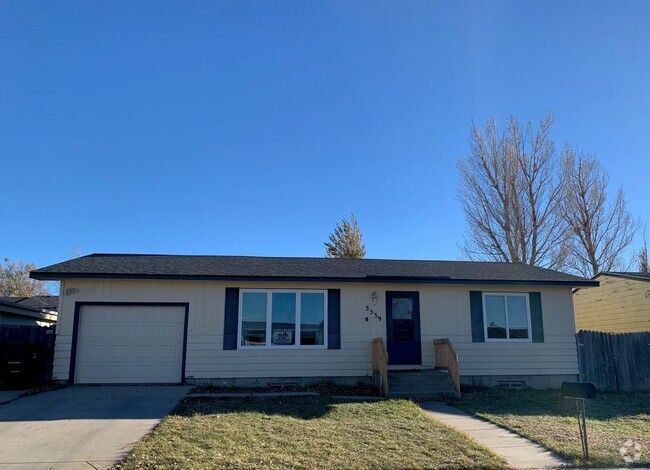 Building Photo - 2 Bedroom House w/ Basement & Garage