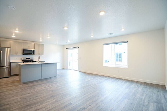 Photo - Beautiful 4 bedroom 2.5 bathroom townhome in Cedar City!