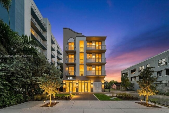 Building Photo - 650 SW 1st St Unit 405