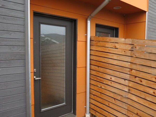 Photo - Beautiful 2 Bed Townhome Conveniently Located In Seattle!