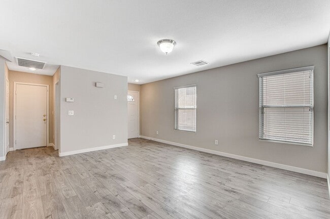 Photo - Spacious 3 bedroom home with large yard in...