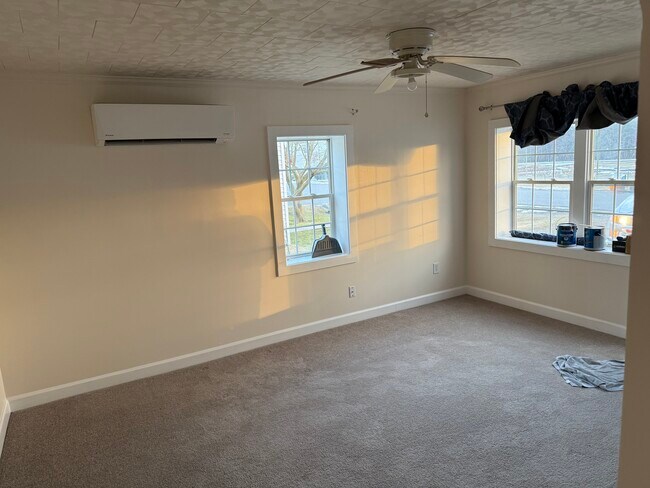 Living room - 207 Broad St