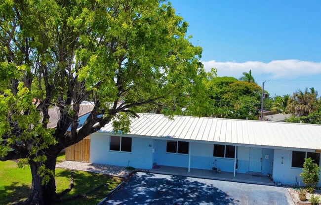 Building Photo - 1941 NE 51st Ct Unit A