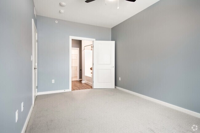 2BR, 2BA - 1076SF