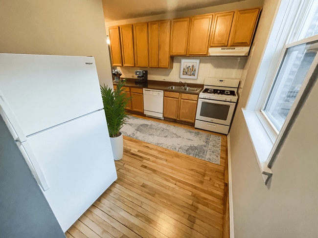 Building Photo - 722 W Barry Ave Unit 724-1S