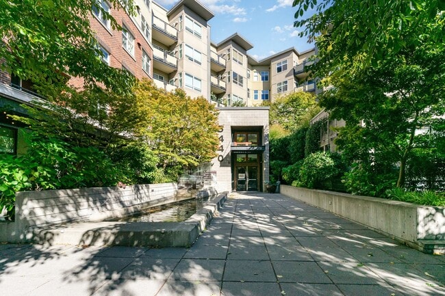Photo - Spacious 1 Bedroom + Den in Canal Station ...