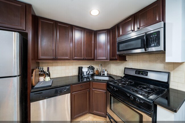 Building Photo - 162 Steuben St Unit 2