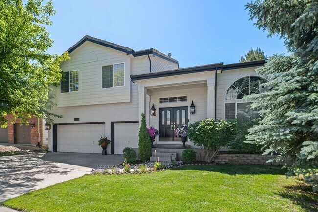 Photo - 2062 Hyacinth Rd