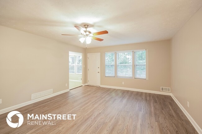 Photo - 858 Martin Rd