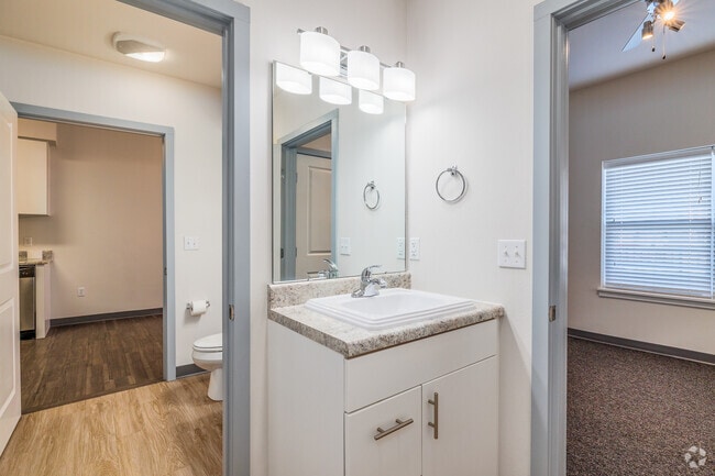 1BR, 1.5BA - 660SF - Bathroom