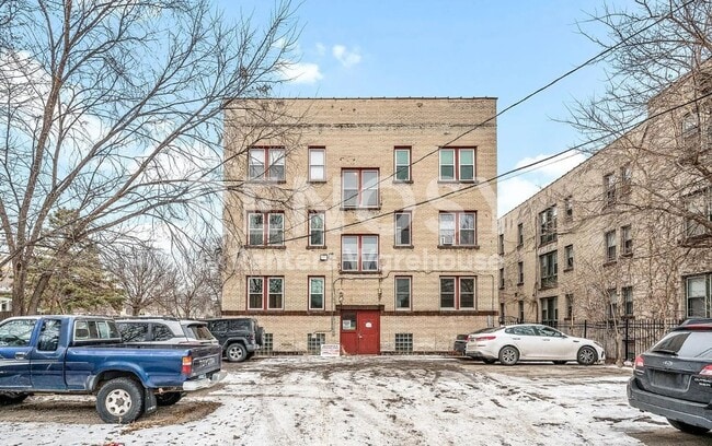Building Photo - Available now! 1 bed, 1 bath condo